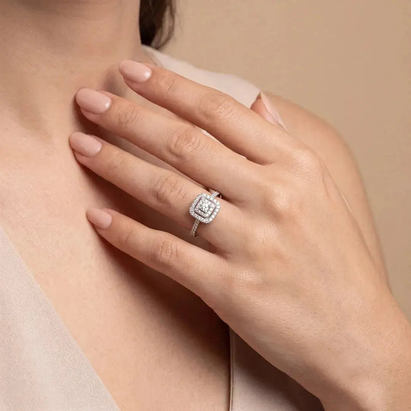 0.52 CT Round Cluster Halo Diamond Ring